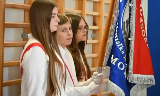 Obchody Dnia Edukacji Narodowej i pasowanie na ucznia w Szkole Podstawowej w Mokasie